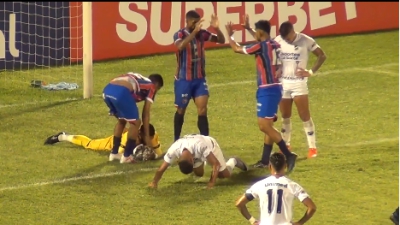 Να πηγαίνεις για «μπράβο» και να κάνεις… πέναλτι: Ασύλληπτη φάση στα γήπεδα της Βραζιλίας! (video)