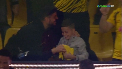 Κάτι παραπάνω από σκόρερ: Ο Ελίασον χάρισε τη νίκη στην ΑΕΚ, αλλά και ένα… πλατύ χαμόγελο σε έναν μικρό θαυμαστή! (video)