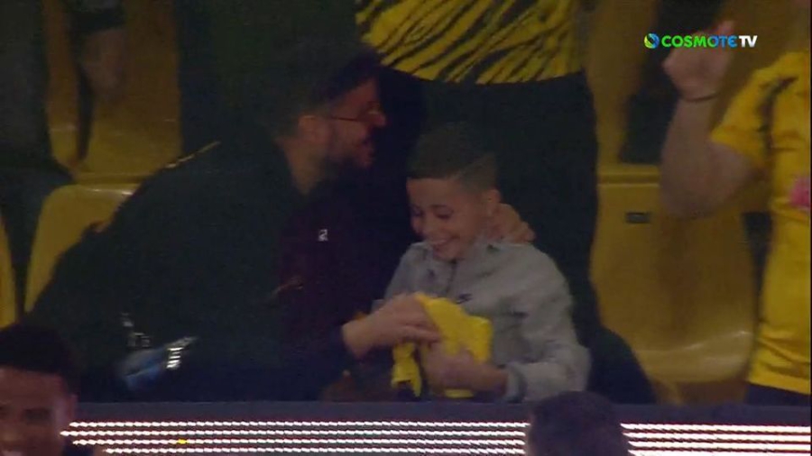 Κάτι παραπάνω από σκόρερ: Ο Ελίασον χάρισε τη νίκη στην ΑΕΚ, αλλά και ένα… πλατύ χαμόγελο σε έναν μικρό θαυμαστή! (video)