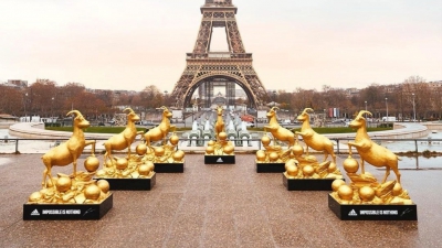 Επτά χρυσές κατσίκες στον Πύργο του Άιφελ από την Adidas για τον Μέσι!