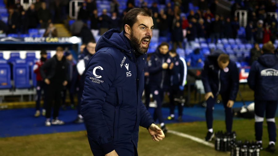 «Τρελή» στιγμή στο γήπεδο της Ρέντινγκ: Όλοι… όρθιοι κατά του ιδιοκτήτη, μαζί και οι φιλοξενούμενοι! (video)