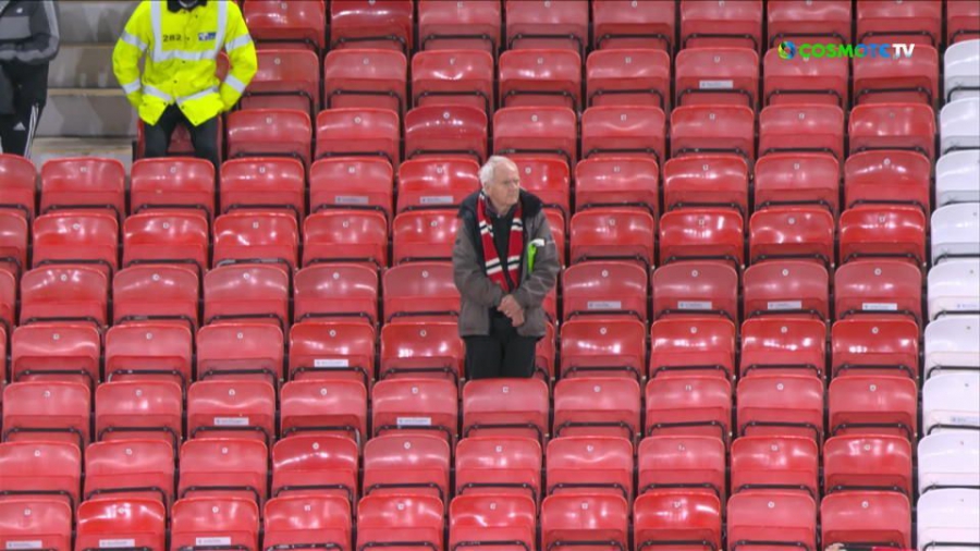 Συγκινεί ο ηλικιωμένος οπαδός που παρέμεινε στις κερκίδες του Ολντ Τράφορντ! (video)