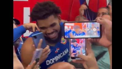 Δομινικανή Δημοκρατία: Ο Τάουνς γιόρτασε την πρόκριση μέσα σε αγκαλιές των φανς! (video)