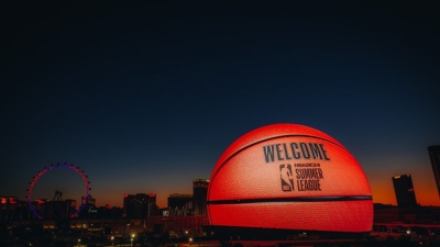 Δεν είναι fake: Στο κέντρο του Λας Βέγκας, η «σφαίρα» του NBA Summer League έγινε μέχρι και γιγαντιαία μπάλα μπάσκετ!