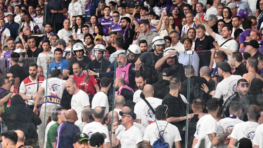 «Ξύλο» μεταξύ οπαδών στο Ολυμπιακός-Φιορεντίνα, τους ηρέμησαν οι παίκτες!