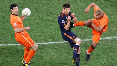 Τσάβι Αλόνσo: Αφού… έζησε από την κλωτσιά του Ντε Γιονγκ, πλέον «βασιλεύει» στην Σοσιεδάδ! (video)