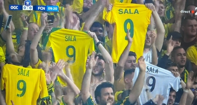 Οι οπαδοί της Ναντ σήκωσαν φανέλες με το όνομα του Σάλα στο ένατο λεπτό του τελικού με τη Νις  (video)