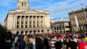 Οι οπαδοί της Φόρεστ έστησαν το δικό τους... πάρτι σε κεντρική πλατεία του Νότιγχαμ! (video)