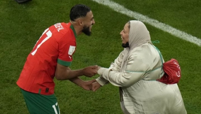 Αγκαλιά με την μητέρα του ο Μπουφάλ, πανηγυρίζει την ιστορική πρόκριση!