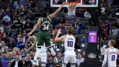 Κάντε στην άκρη, περνάει ο... Γιάννης! - «Διέλυσε» τους Κινγκς με 36 πόντους και double-double! (video)