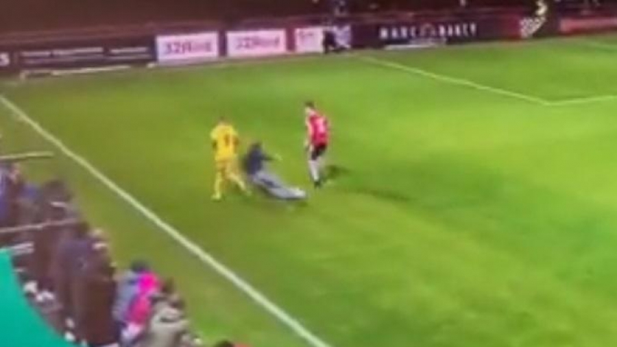 Είναι τρελοί αυτοί οι Άγγλοι! Οπαδός μπήκε στον αγωνιστικό χώρο και έκοψε με τάκλιν επίθεση της αντιπάλου (video)