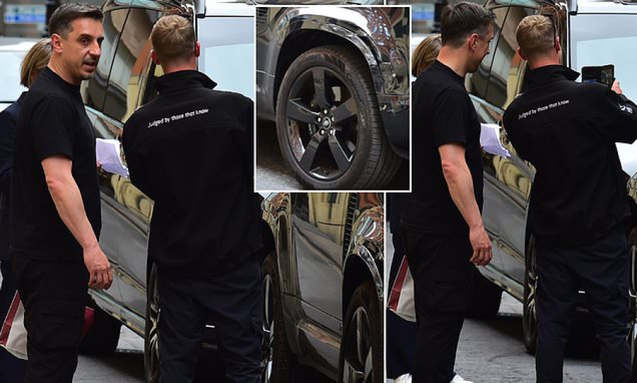 Οπαδός τράκαρε το Land Rover του Νέβιλ κι εκείνος έβγαλε selfie μαζί του!