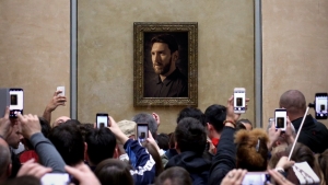 H Παρί αντικατέστησε τη Μόνα Λίζα με τον Μέσι! (video)