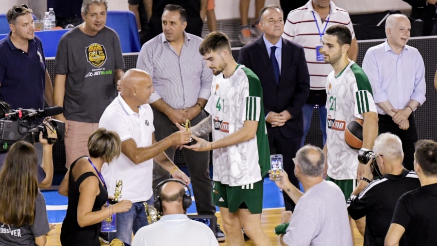 Έγινε της... βράβευσης στο ημίχρονο του Nick Galis International Tournament - Στο επίκεντρο ο τιμώμενος «γκάνγκστερ»! (video)