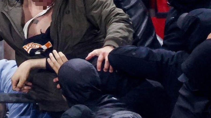 Επίθεση οπαδών της Άλκμααρ στις οικογένειες των παικτών της Γουέστ Χαμ - Επενέβη ο Παυλίδης (video)