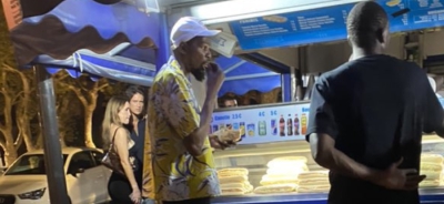 Ο Κέβιν Ντουράντ τρώει... βρώμικο στις 3:30 μετά τα μεσάνυχτα στο Σεν Τροπέ