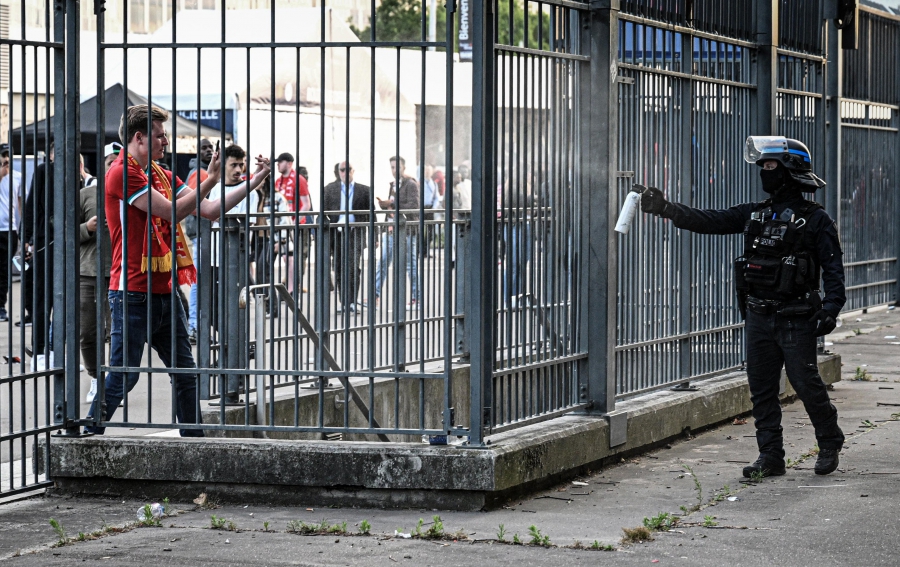 Λίβερπουλ – Ρεάλ Μαδρίτης: Αστυνομικός ψεκάζει με σπρέι πιπεριού τους οπαδούς! (video)