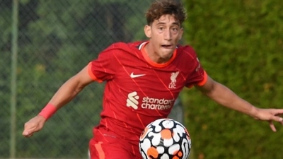 Στην βασική ενδεκάδα της Λίβερπουλ για τρίτη διαδοχική φορά, και πάλι με ασίστ, ο Κώστας Τσιμίκας!