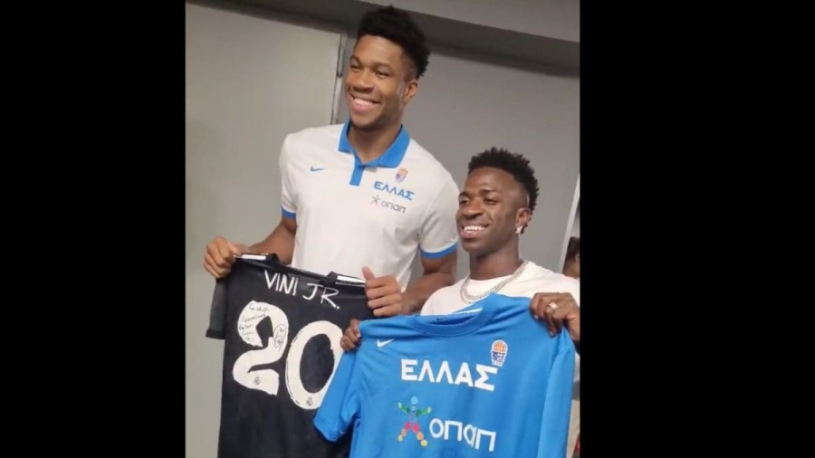 Γιάννης Αντετοκούνμπο και Βινίσιους αντάλλαξαν φανέλες (video)
