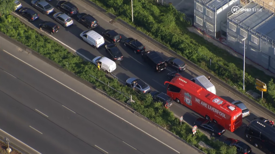 Champions League: Κόλλησε στην κίνηση το πούλμαν της Λίβερπουλ! (video)