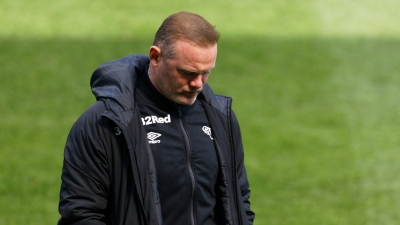 Ντέρμπι: Οι αφαιρέσεις βαθμών πέφτουν «βροχή», αλλά ο Ρούνεϊ δεν… πηδά από το καράβι!