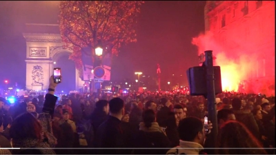Οι Μαροκινοί έκαναν την... νύχτα μέρα στο Παρίσι για την ιστορική πρόκριση στους «16» του Μουντιάλ! (video)