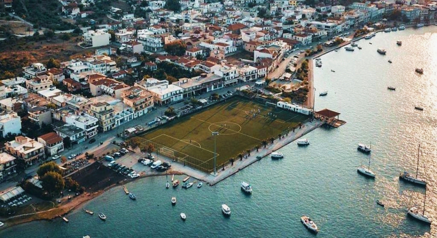 Από τους Φούρνους Ικαρίας και την Ρόδο ως τα νησιά Λοφότεν της Νορβηγίας και τις Μαλδίβες: Τα ομορφότερα παραλιακά γήπεδα του κόσμου