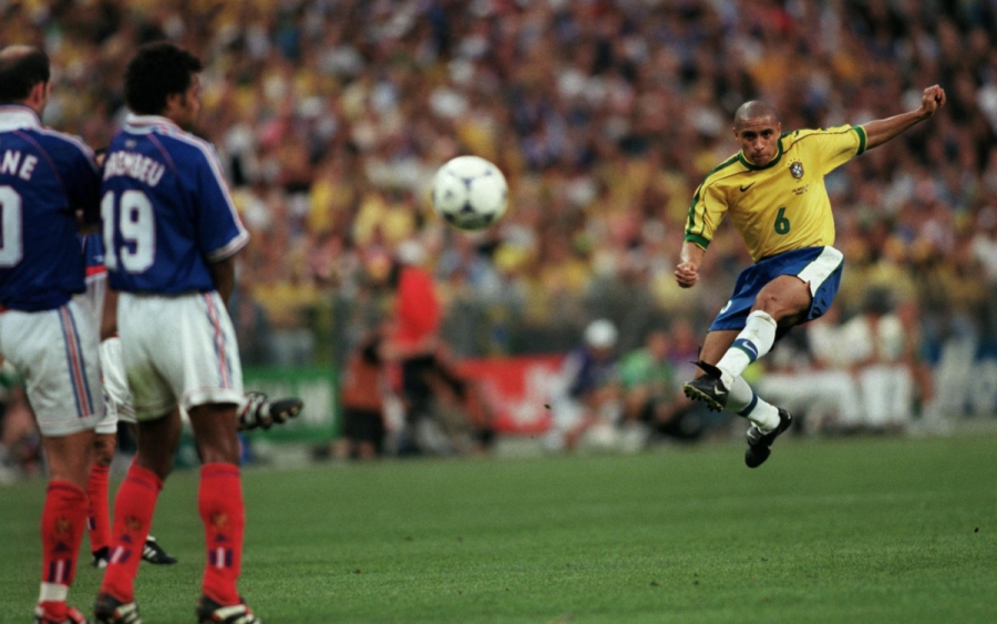 Ο Ρομπέρτο Κάρλος δοκίμασε ξανά το «μυθικό» φάουλ και βρήκε… δοκάρι! (video)