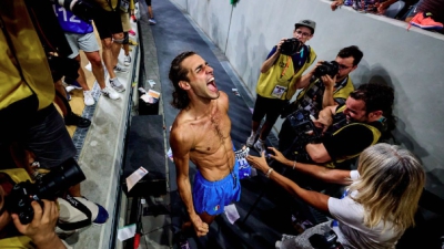 Παγκόσμιο στίβου: Απίστευτες εικόνες από τους πανηγυρισμούς του «χρυσού» Ταμπέρι στη Βουδαπέστη (video)