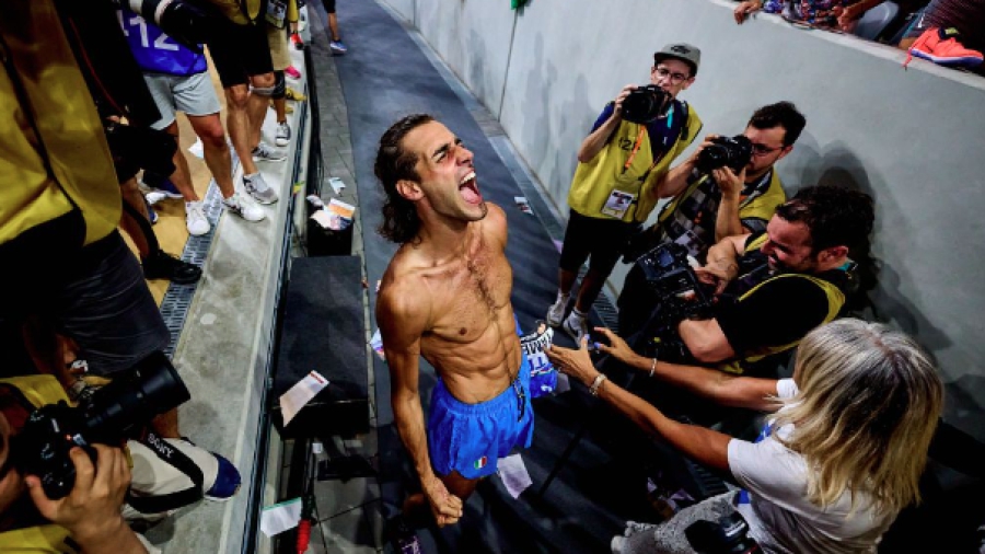 Παγκόσμιο στίβου: Απίστευτες εικόνες από τους πανηγυρισμούς του «χρυσού» Ταμπέρι στη Βουδαπέστη (video)