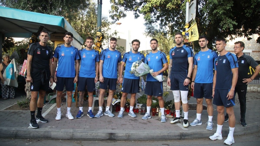 Εθνική: Ο Πογέτ και οι διεθνείς κατέθεσαν λουλούδια στο σημείο της δολοφονίας του 29χρονου Μιχάλη (video)