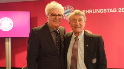 Η Μπάγερν Μονάχου βράβευσε τον Ασημάκη Χατζηνικολάου! (pics)