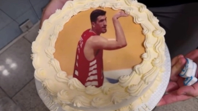 Ολυμπιακός: Η τούρτα έκπληξη στον... κόμπρα Λαρεντζάκη! (video)