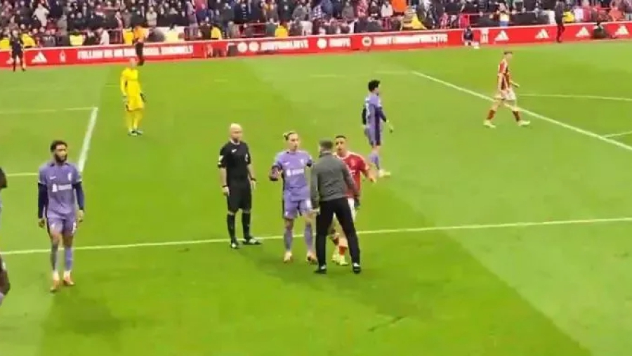 Το βίντεο που… δεν έγινε viral: Οπαδός της Νότιγχαμ «επιτέθηκε» στον Τίρνεϊ, μπήκε μπροστά ο Τσιμίκας! (video)