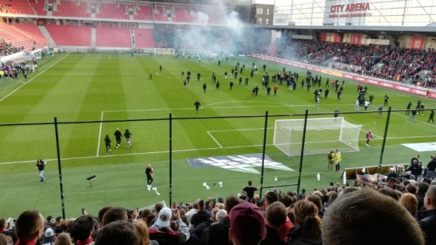 Διεκόπη λόγω επεισοδίων το ντέρμπι της Σλόβαν με τη Σπαρτάκ Τρνάβα