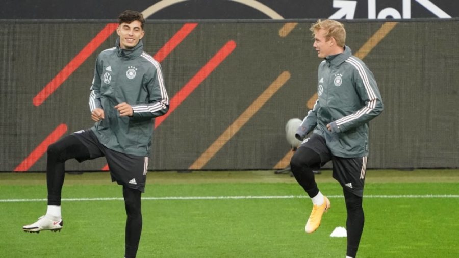 Για πάντα παιδιά: Η Εθνική Γερμανίας περνάει τον ελεύθερο χρόνο της στο Κατάρ με... παιχνίδια (videο)