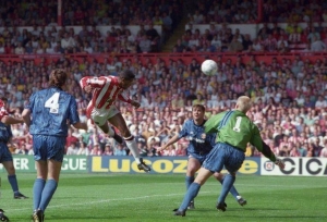 Το πρώτο γκολ της Premier League έρχεται το ίδιο μεσημέρι που το «άστρο» της Μάντσεστερ Γιουνάιτεντ αρχίζει να ανατέλλει!