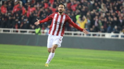 Σίβασπορ - Φιορεντίνα 1-0: Ο Γιέσιλγουρντ με άπιαστο σουτ θέτει μπροστά στο σκορ τους Τούρκους