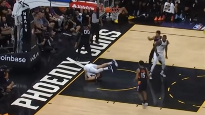 NBA: Η πτώση του Κλέμπερ  με την πλάτη μετά από... κάρφωμα, που έκοψε την ανάσα (video)