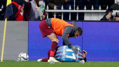 Μπακασέτας: Δέχθηκε αντικείμενο από οπαδούς της Φενέρμπαχτσε και τραυματίστηκε στο κεφάλι! (video)