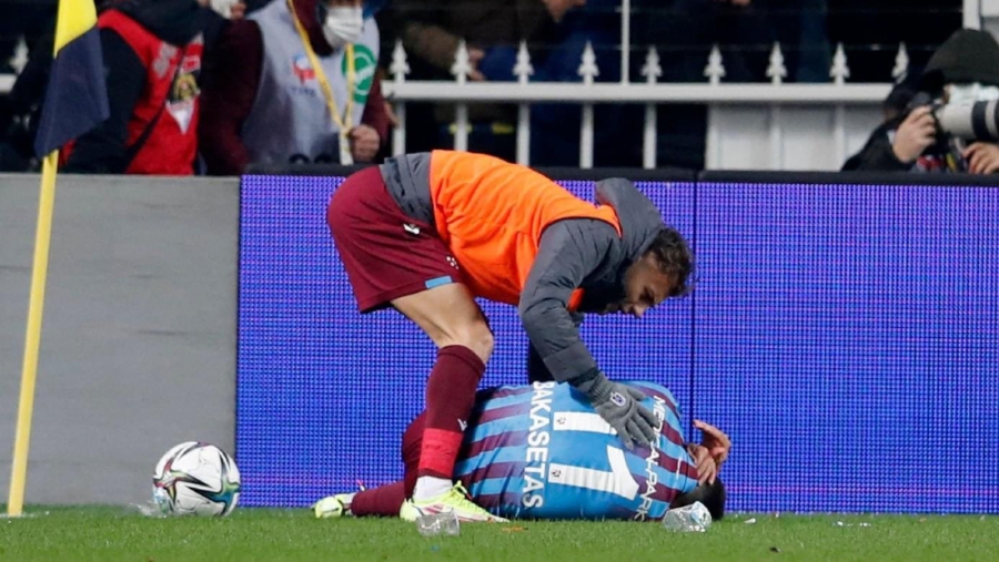 Μπακασέτας: Δέχθηκε αντικείμενο από οπαδούς της Φενέρμπαχτσε και τραυματίστηκε στο κεφάλι! (video)