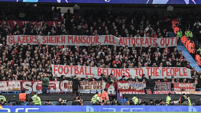 Πανό των οπαδών της Μπάγερν Μονάχου στο «Έτιχαντ»: «Το ποδόσφαιρο ανήκει στον λαό, έξω οι… αυτοκράτορες!» (pic)