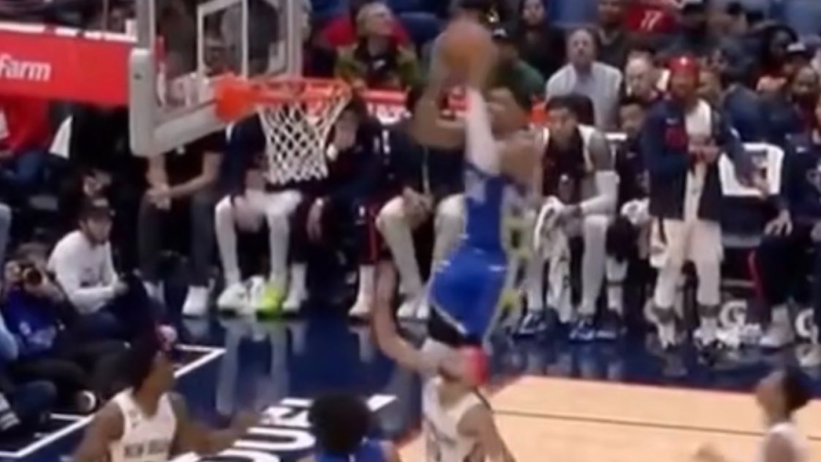 Απίστευτο κάρφωμα του Γιάννη Αντετοκούνμπο, πήδηξε πάνω από τον Αλβαράδο! (video)