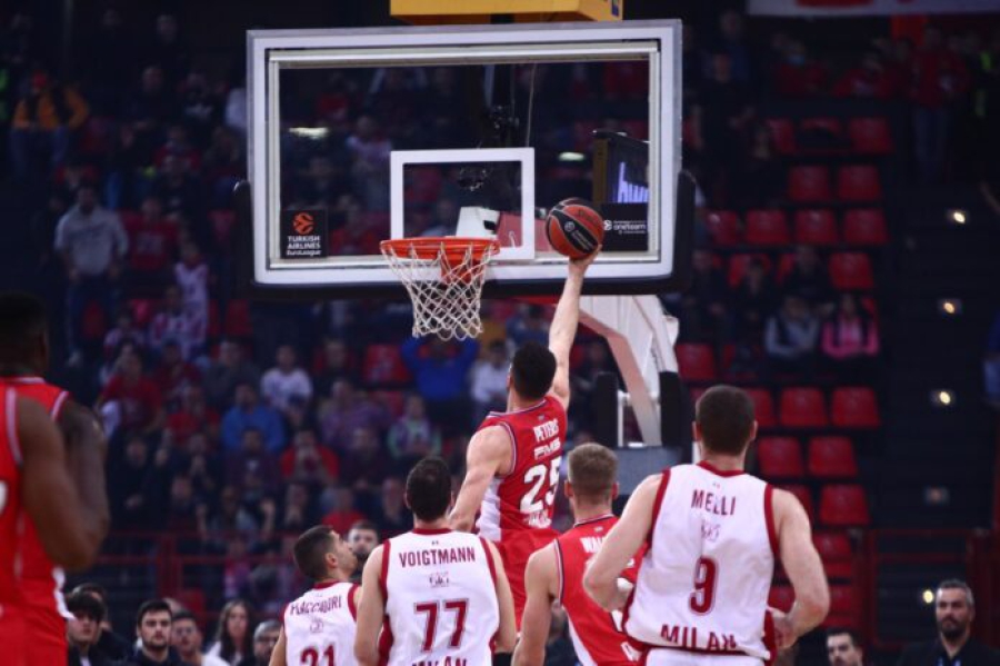 Η κορυφαία στιγμή της νίκης του Ολυμπιακού - Το απίθανο σουτ του Λαρεντζάκη ή το κάρφωμα του Πίτερς; (video)