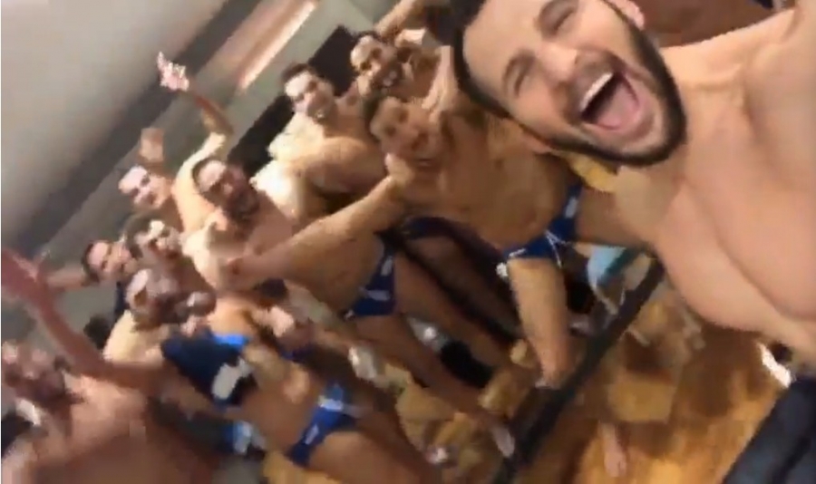 Πάρτι στα αποδυτήρια της Εθνικής: «Δεν σταματώ να τραγουδώ ποτέ» (video)