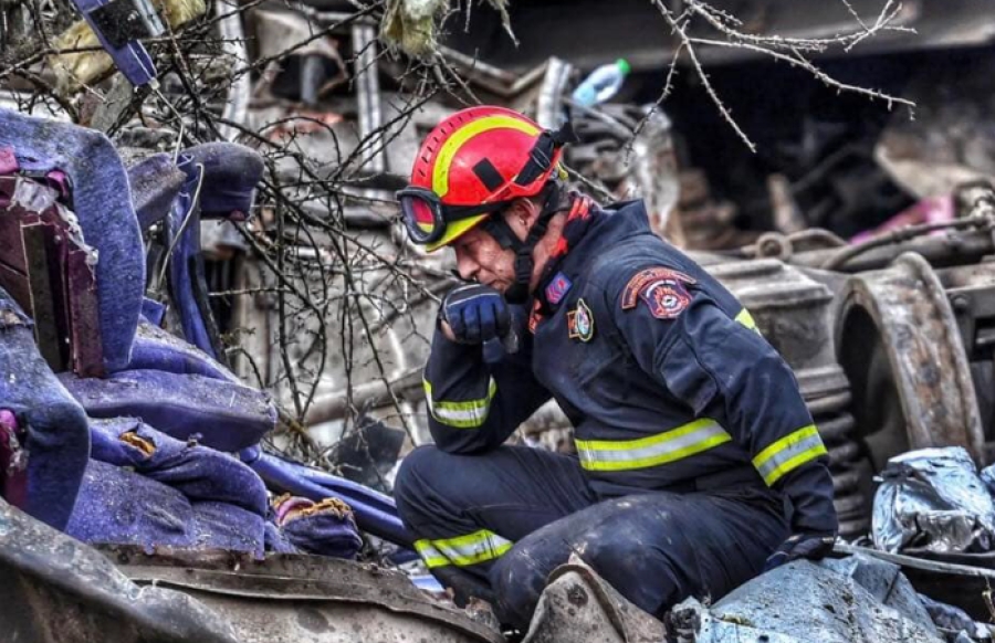 Προπονητής του ΠΑΟΚ δίνει «μάχη» στα συντρίμμια των Τεμπών