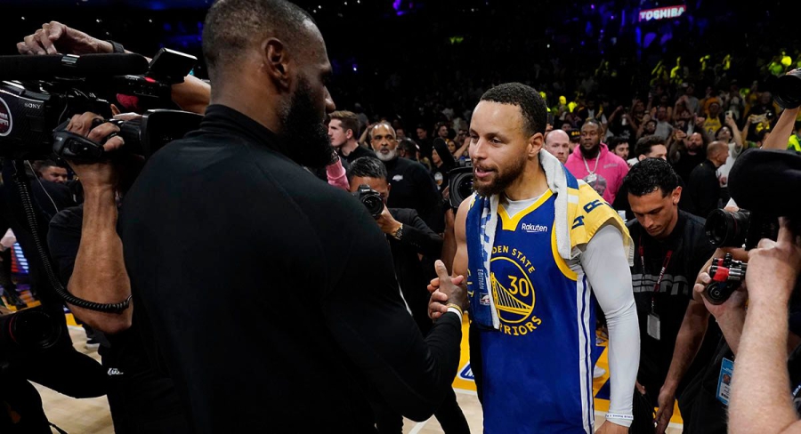 Σεβασμός ανάμεσα σε ΛεΜπρόν - Κάρι: Η αγκαλιά τους μετά το τέλος της σειράς Λέικερς - Ουόριορς (video)