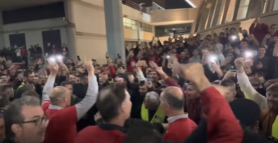 Η αποθέωση σε Μπαρτζώκα και Αγγελόπουλους από τον κόσμο του Ολυμπιακού (video)