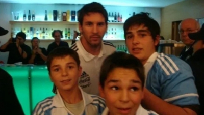 Άλβαρες και Μέσι: Από την φωτογραφία ως παιδάκι μέχρι την αγκαλιά του γκολ στην εθνική Αργεντινής