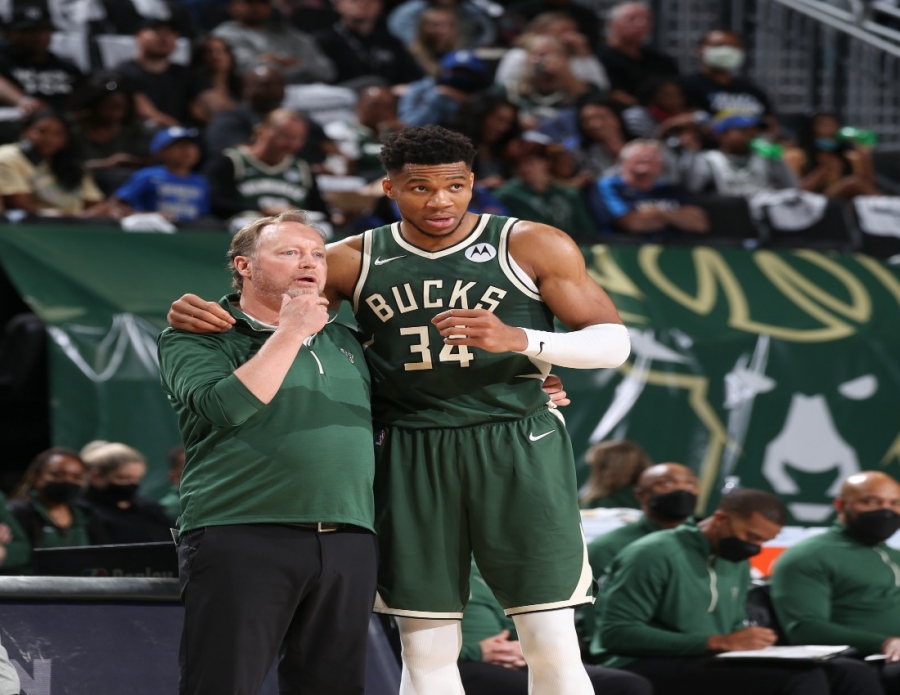 Μιλγουόκι Μπακς: Ανανέωσε μέχρι το 2025 ο Μάικ Μπούντενχολζερ